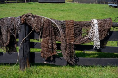 Hayat eski balıkçıların köyüdür. Açık havada balıkçı ağları kurur.