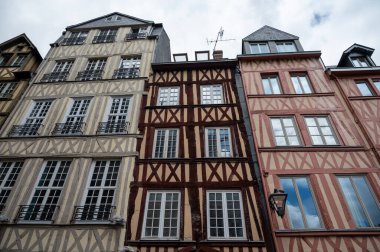 Rouen şehrinin eski merkezinde yürümek, sokak manzarası, Yukarı Normandiya, Fransa 'da turistlerin gittiği şehir.