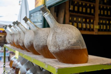 Avusturya 'nın başkenti Viyana' da yerel üzümlerden üretilen beyaz şaraplı büyük şişeler.