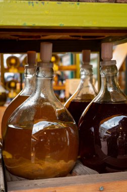 Avusturya 'nın başkenti Viyana' da yerel üzümlerden yapılan beyaz ve kırmızı şaraplı büyük şişeler.