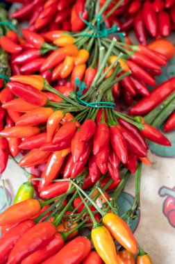 Piyasada satılık bir sürü kırmızı kırmızı biber.