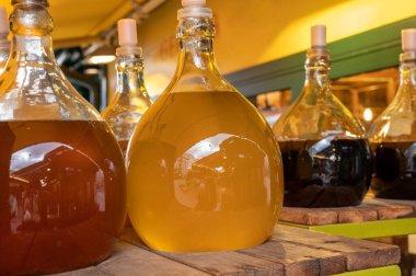 Avusturya 'nın başkenti Viyana' da yerel üzümlerden yapılan beyaz ve kırmızı şaraplı büyük şişeler.