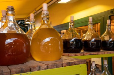 Avusturya 'nın başkenti Viyana' da yerel üzümlerden yapılan beyaz ve kırmızı şaraplı büyük şişeler.