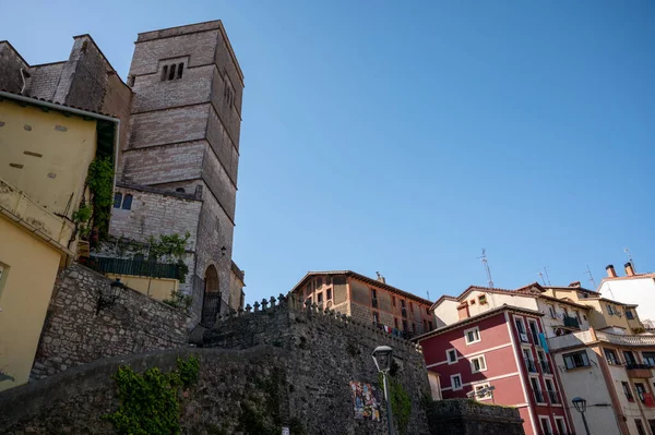 Slunečný Den Malé Rybářské Vesnici Getaria Blízkosti Města San Sebastian — Stock fotografie