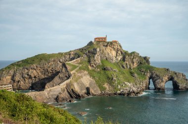 İspanya 'nın kuzeyinde San Juan de Gaztelugatxe şapeli ile ünlü kent simgesine ve film mekanına giden taştan patikada yürüyor.