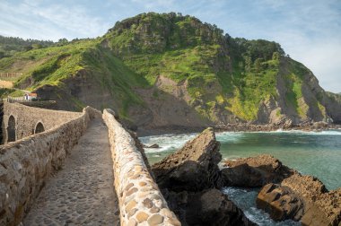İspanya 'nın kuzeyinde San Juan de Gaztelugatxe şapeli ile ünlü kent simgesine ve film mekanına giden taştan patikada yürüyor.