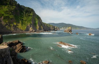 İspanya 'nın kuzeyinde San Juan de Gaztelugatxe şapeli ile ünlü kent simgesine ve film mekanına giden taştan patikada yürüyor.
