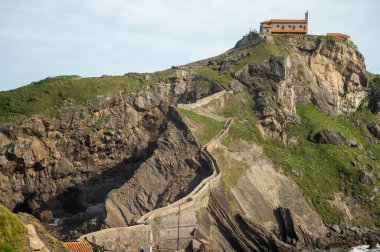 İspanya 'nın kuzeyinde San Juan de Gaztelugatxe şapeli ile ünlü kent simgesine ve film mekanına giden taştan patikada yürüyor.