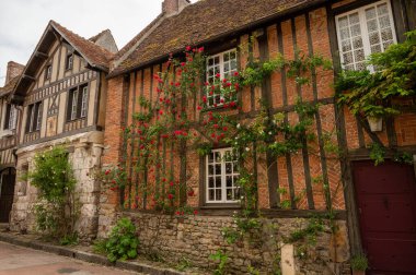 Turizm beldesi, en güzel Fransız köylerinden biri, Gerberoy - küçük tarihi köy, yarı keresteli evler ve renkli güller, Fransa