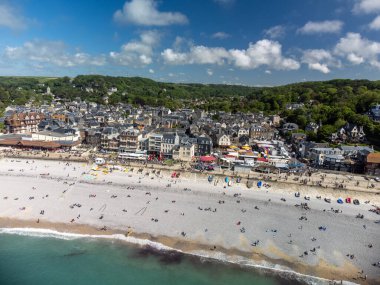 Alçak gelgit dönemi ve okyanusun dibindeki beyaz taşların hava manzarası ve Fransa 'nın Normandiya eyaletindeki Porte d' Aval kemerinin tebeşir kayalıkları. Turistler için tatil yeri.
