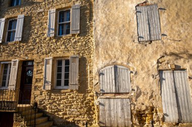 Güneşli bir günde ortaçağ binaları, tatil beldeleri, Fransa 'nın Provence kentindeki Chateauneuf-du-pape köyünde ünlü şaraplar.