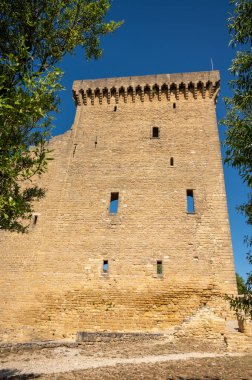 Güneşli bir günde ortaçağ binaları, tatil beldeleri, Fransa 'nın Provence kentindeki Chateauneuf-du-pape köyünde ünlü şaraplar.