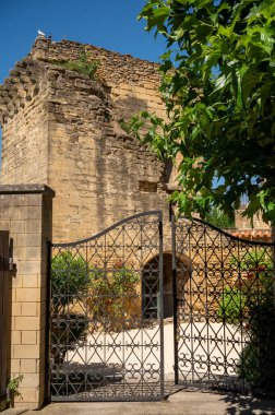 Güneşli bir günde ortaçağ binaları, tatil beldeleri, Fransa 'nın Provence kentindeki Chateauneuf-du-pape köyünde ünlü şaraplar.