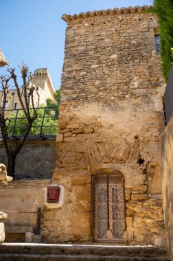 Güneşli bir günde ortaçağ binaları, tatil beldeleri, Fransa 'nın Provence kentindeki Chateauneuf-du-pape köyünde ünlü şaraplar.