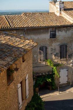 Güneşli bir günde ortaçağ binaları, tatil beldeleri, Fransa 'nın Provence kentindeki Chateauneuf-du-pape köyünde ünlü şaraplar.