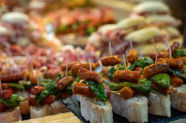 Bask Ülkesi ve Navarre 'ın tipik atıştırmalıkları, pinkhos veya pinktolar, farklı malzemelerle küçük bir parça ekmek, Bilbao, İspanya' da, barda servis edilir.