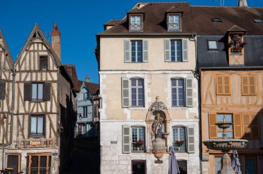Auxerre 'in eski caddeleri ve evleri, Yonne Nehri' nin ortaçağ şehri, Burgundy 'nin kuzeyi, Fransa