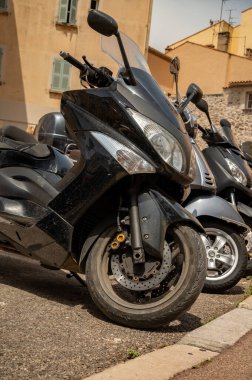 Saint Tropez 'de sokak parkı, Akdeniz köyü yat limanı, Provence, Fransa' da yaz tatili