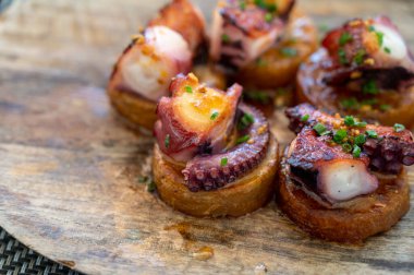 Getaria 'daki balık restoranında İspanyol başlangıç yemeği, kızarmış patates ve paprikayla ızgara ahtapot, Bask Ülkesi, İspanya