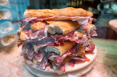 İspanyol sokak yemeği, taze pişmiş baget ekmeği dilimlenmiş İberya jamonu, Bocadillo