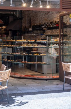 Bask Ülkesi ve Navarre barlarında tipik atıştırmalıklar, pinkhos veya pinktolar, malzemelerin içeriğinin ya da karışımının bulunduğu küçük dilimler, kürdan, San Sebastian, İspanya,