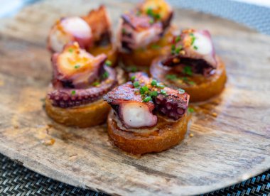 Getaria 'daki balık restoranında İspanyol başlangıç yemeği, kızarmış patates ve paprikayla ızgara ahtapot, Bask Ülkesi, İspanya