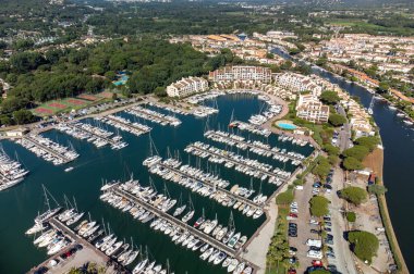 Saint-Tropez Körfezi 'nin mavi suları, yelkenliler, Port Grimaud ve Cogolin' in evleri, Fransa 'nın Provence kentinde yaz tatili