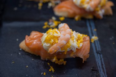 Bask Ülkesi ve Navarre 'ın tipik aperatifleri, Pinchos ya da pinktolar, barda yemeye hazır, soslu ya da malzemeli küçük dilimler, San Sebastian, İspanya, kapatın.