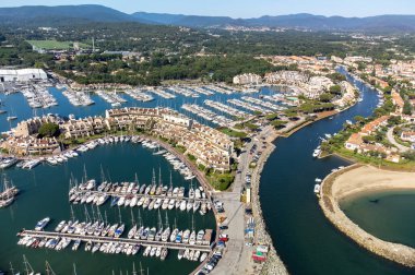 Saint-Tropez Körfezi 'nin mavi suları, yelkenliler, Port Grimaud ve Cogolin' in evleri, Fransa 'nın Provence kentinde yaz tatili