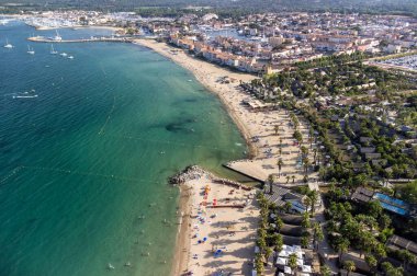 Saint-Tropez Körfezi 'nin mavi suları, yelkenliler, Port Grimaud ve Cogolin' in evleri, Fransa 'nın Provence kentinde yaz tatili
