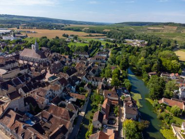 Burgundy şarap üretim bölgesinin kuzeyinde, Chablis köyünün manzarası Chardonnay üzümünden yapılan ünlü beyaz şarap, Fransa 'da yaz aylarında yapılan şarap turu