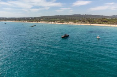 Saint-Tropez yakınlarındaki efsanevi Pampelonne plajı ve mavi deniz manzarası Fransız Rivierası 'nın beyaz kumlu sahillerinde yaz tatili.