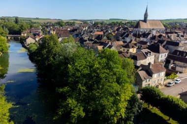 Burgundy şarap üretim bölgesinin kuzeyinde, Chablis köyünün manzarası Chardonnay üzümünden yapılan ünlü beyaz şarap, Fransa 'da yaz aylarında yapılan şarap turu