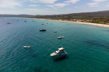 Saint-Tropez yakınlarındaki efsanevi Pampelonne plajı ve mavi deniz manzarası Fransız Rivierası 'nın beyaz kumlu sahillerinde yaz tatili.
