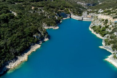 Mavi Göl 'ün havadan görünüşü Sainte-Croix-du-Verdon, köprü, orman, uçurumlar, Fransa' da turist durağı