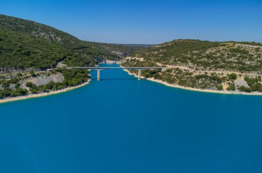 Mavi Göl 'ün havadan görünüşü Sainte-Croix-du-Verdon, kayalıklar, ormanlar ve köyler, Fransa' daki turistler