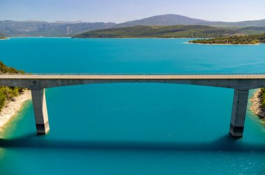 Mavi Göl 'ün havadan görünüşü Sainte-Croix-du-Verdon, köprü, orman, uçurumlar, Fransa' da turist durağı