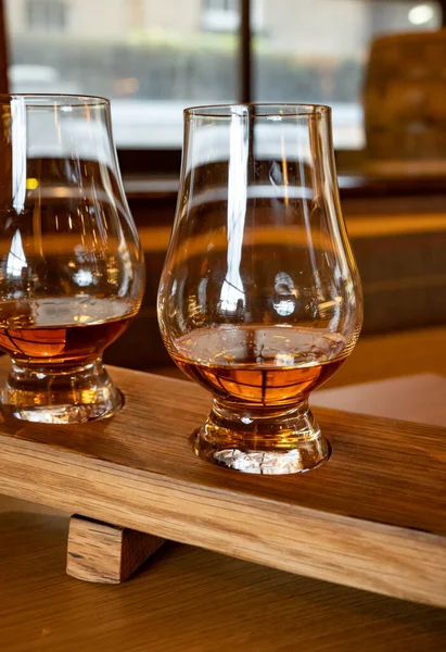 Flight Single Malt Scotch Whisky Glasses Served Bar Edinburgh Tasting — Stockfoto