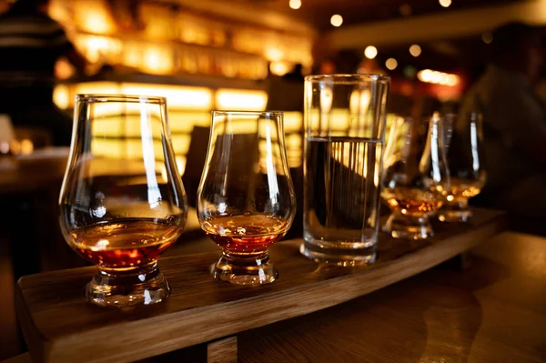 Flight Single Malt Scotch Whisky Glasses Served Bar Edinburgh Tasting — Stockfoto