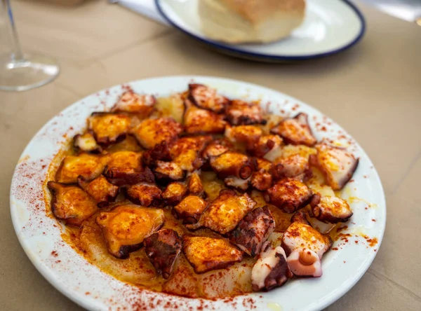 スペイン料理店で提供されるおいしい魚介類 赤ピメントパプリカとジャガイモとグリルタコガリアンスタイル — ストック写真