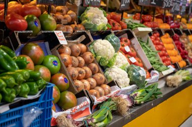 İspanya 'nın Malaga kentindeki çiftçi pazarında renkli taze meyve ve sebzeler