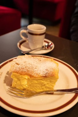 Avusturya 'nın Viyana kentindeki geleneksel kafede bir fincan sade kahveyle servis edilen beyaz peynirli turtayla dolu Avusturya tatlısı.