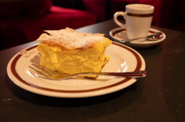 Avusturya 'nın Viyana kentindeki geleneksel kafede bir fincan sade kahveyle servis edilen beyaz peynirli turtayla dolu Avusturya tatlısı.