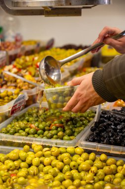 Malaga, Endülüs, İspanya 'da çiftçi pazarında satılmak üzere olgun turşulu yeşil zeytin çeşitleri