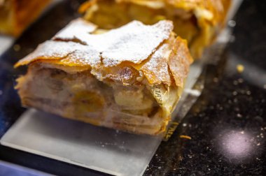 Avusturya tatlıları, Viyana 'daki kafede sergilenen farklı çikolata ve meyveli kekler.