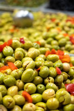 Malaga, Endülüs, İspanya 'daki çiftçi pazarında olgun turşulu yeşil zeytin çeşitleri