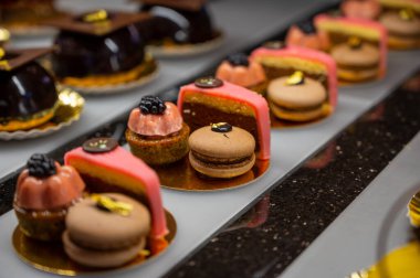 Viyana 'daki geleneksel fırın kafede Avusturya tatlıları, farklı türde çikolatalı ve meyveli kekler.