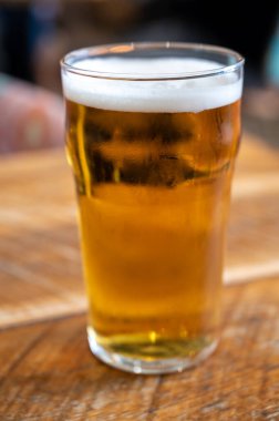 Taze bira, kapalı kafede servis edilen cam bardaktır.