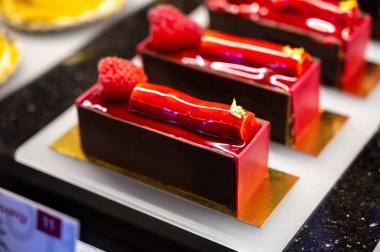 Avusturya tatlıları, Viyana 'daki kafede sergilenen farklı çikolata ve meyveli kekler.