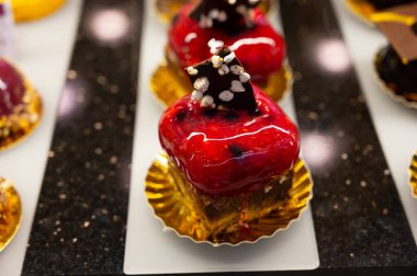 Viyana 'daki geleneksel fırın kafede Avusturya tatlıları, farklı türde çikolatalı ve meyveli kekler.